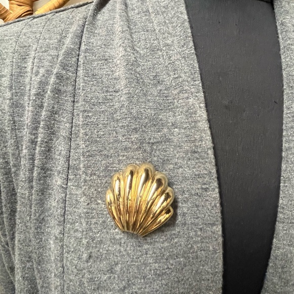 Shell Shaped Brooch - Picture 3 of 6